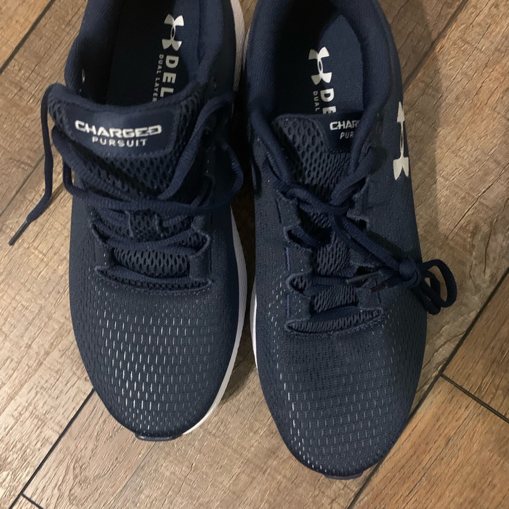 Under Armour Charged Pursuit men’s tennis shoes size 10
Navy blue